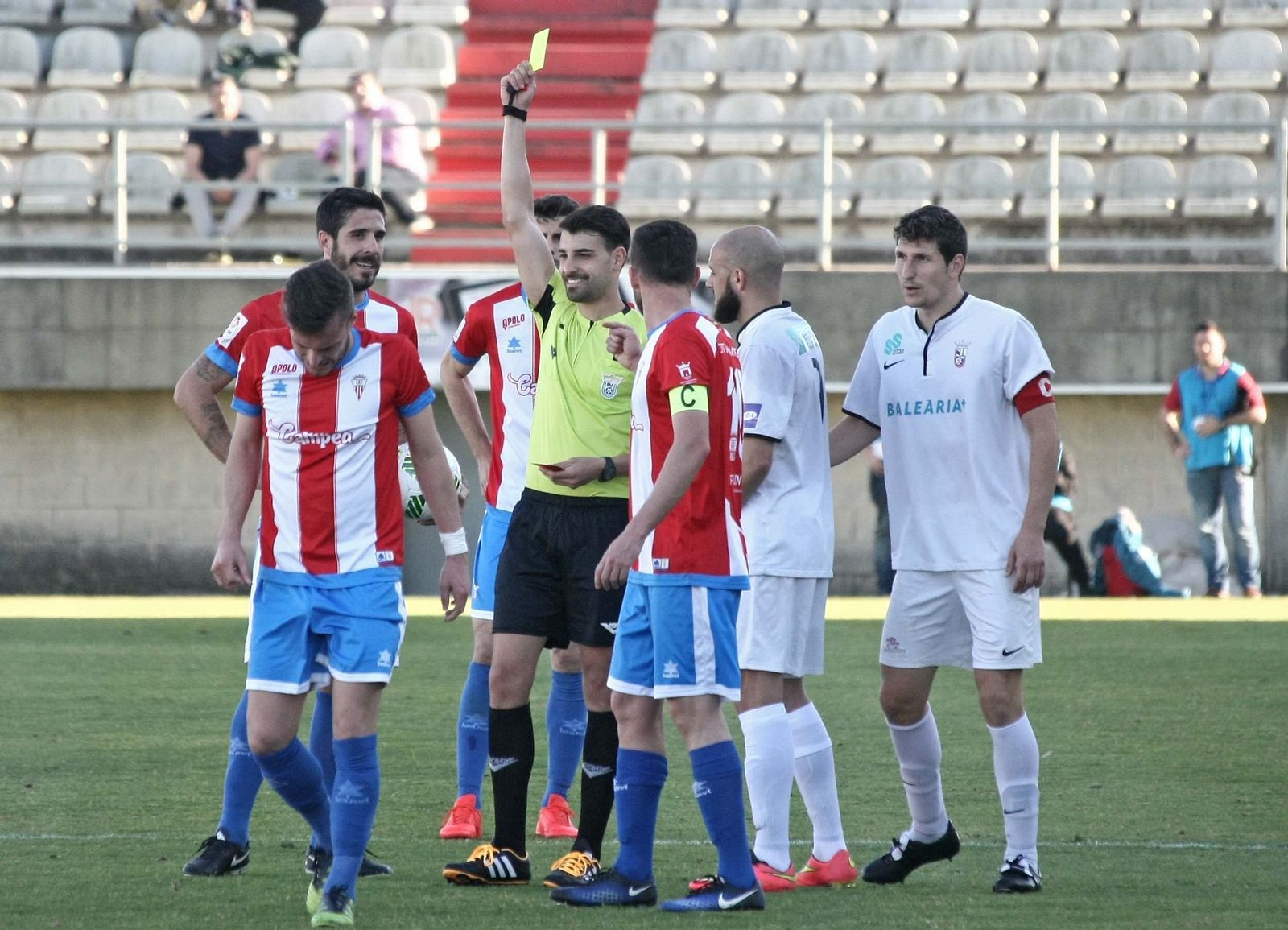 Un albirrojo, amonestado en el Algeciras-Ceuta de la pasada campaña.
