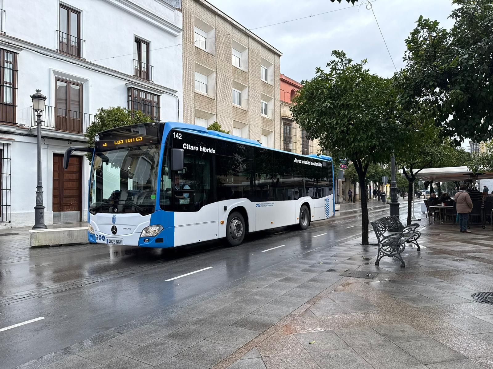 Uno de los nuevos autobuses urbanos circulando por la céntrica calle Corredera.