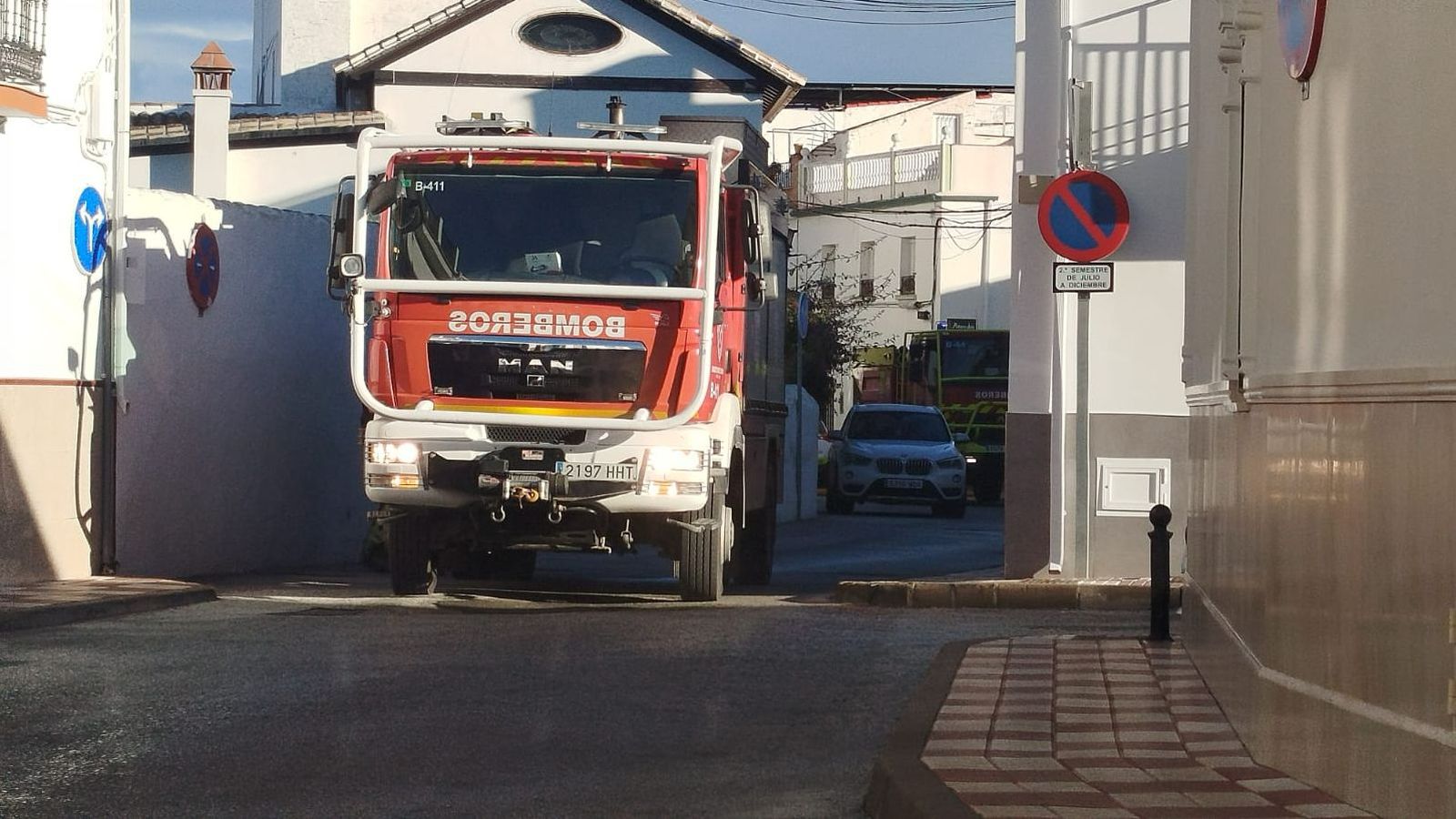 Bomberos cortando el tráfico en calle Molinos de Arriba.