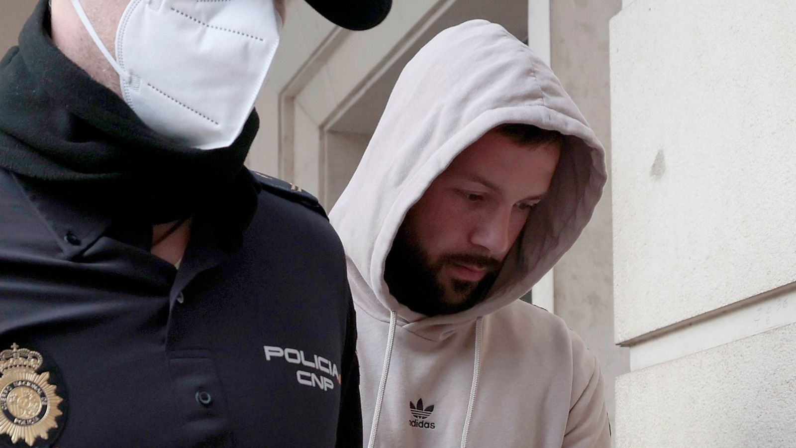 El boxeador ruso acusado del asalto al chalé de María del Monte, en los juzgados de Sevilla.