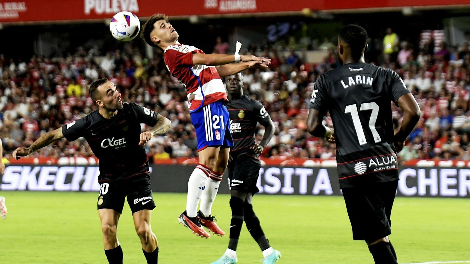 Melendo intenta llegar a un balón aéreo.