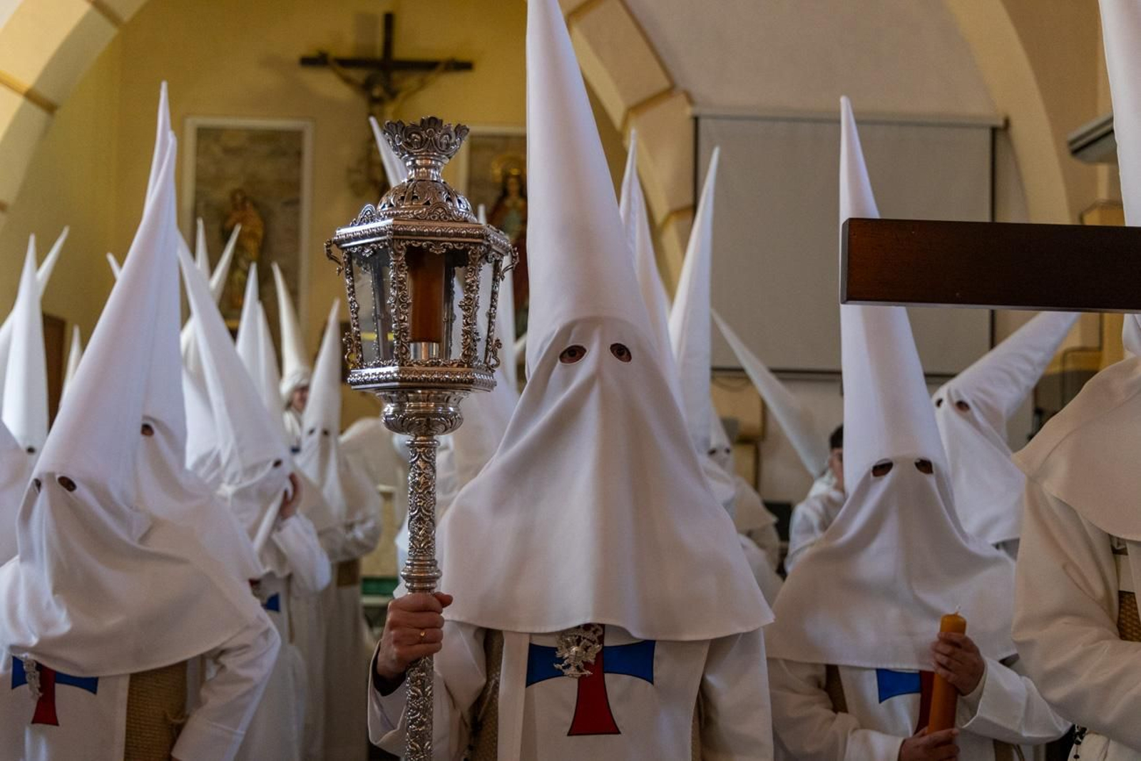 El Miércoles Santo inicia la tarde con los nazarenos trinitarios del barrio de Santa Isabel
