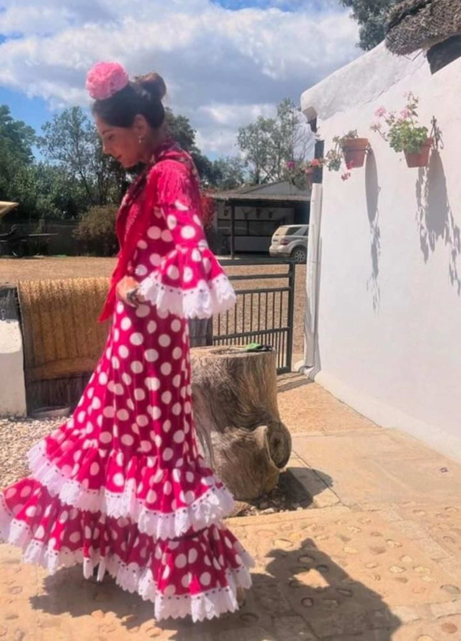 Lourdes Montes, esposa de Fran Rivera, con uno de sus vestidos  de flamenca para el Rocío