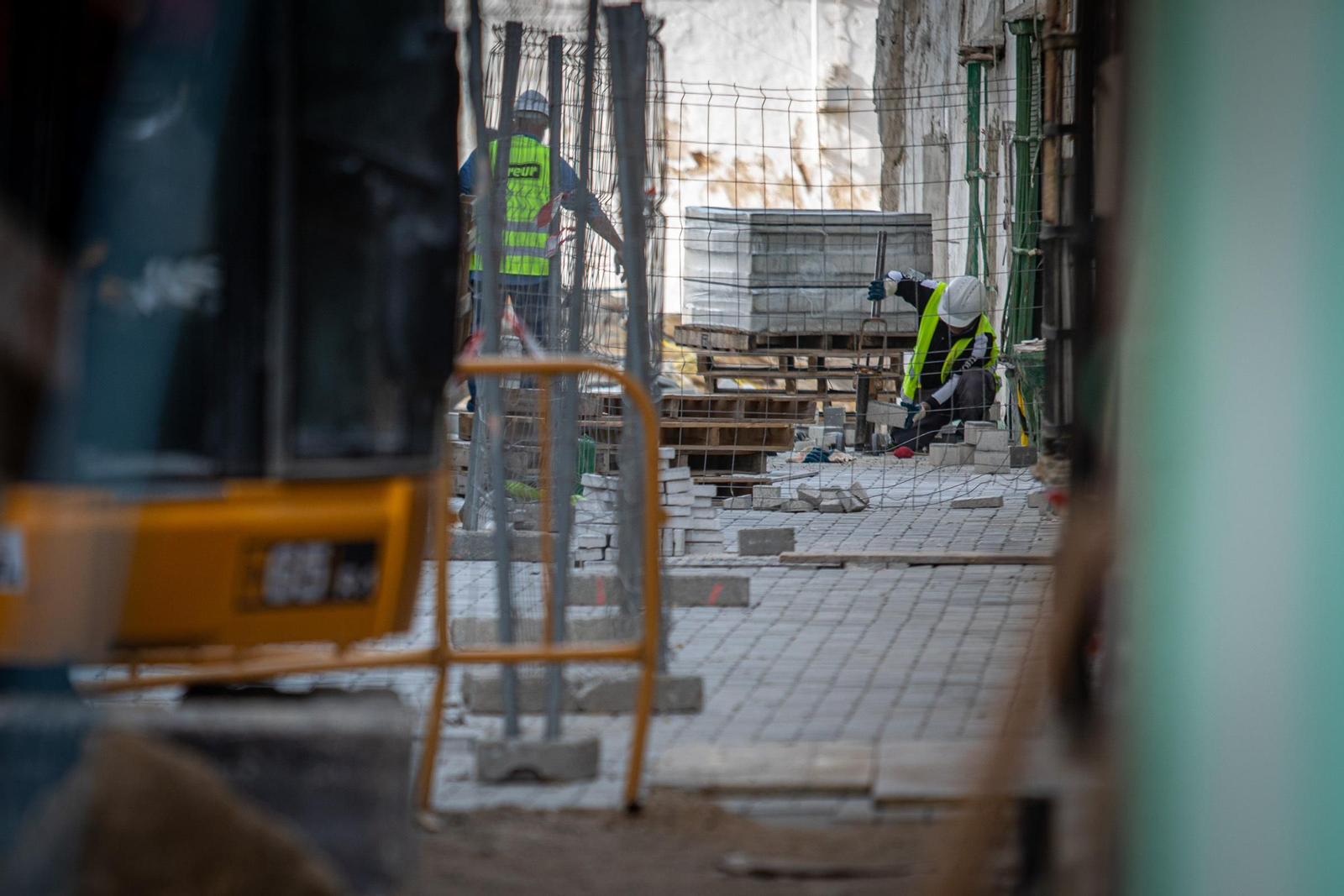 Los nuevos adoquines en la calle San Bartolomé, en los Chinchorros.