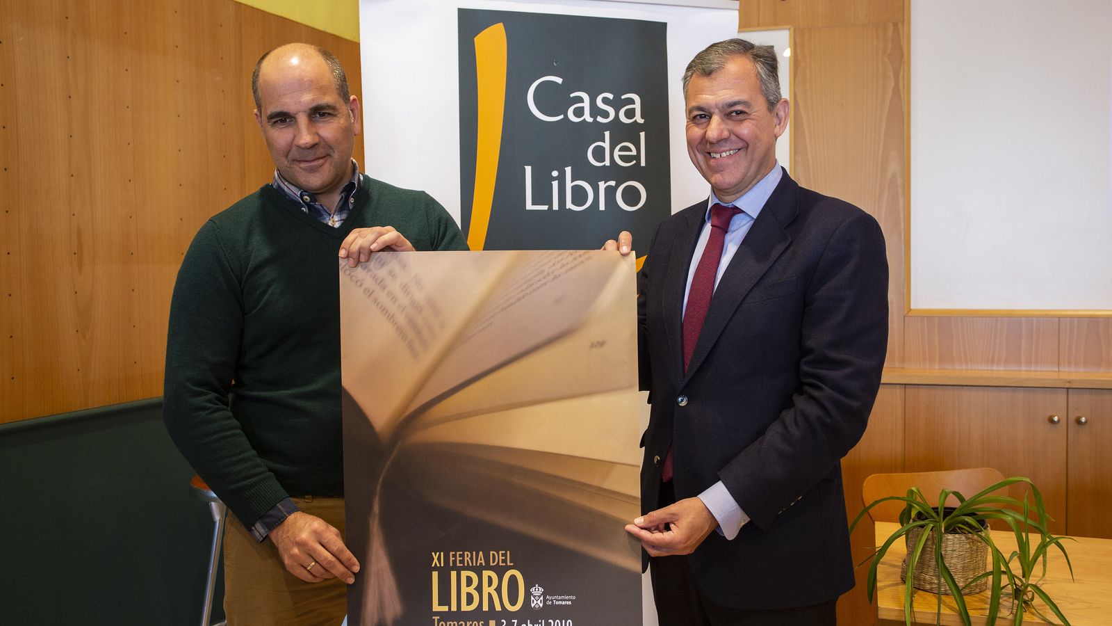 El alcalde de Tomares José Luis Sanz y el director de la Casa del Libro, Rafael García Organvídez, en la presentación de la XI Feria del Libro de Tomares.
