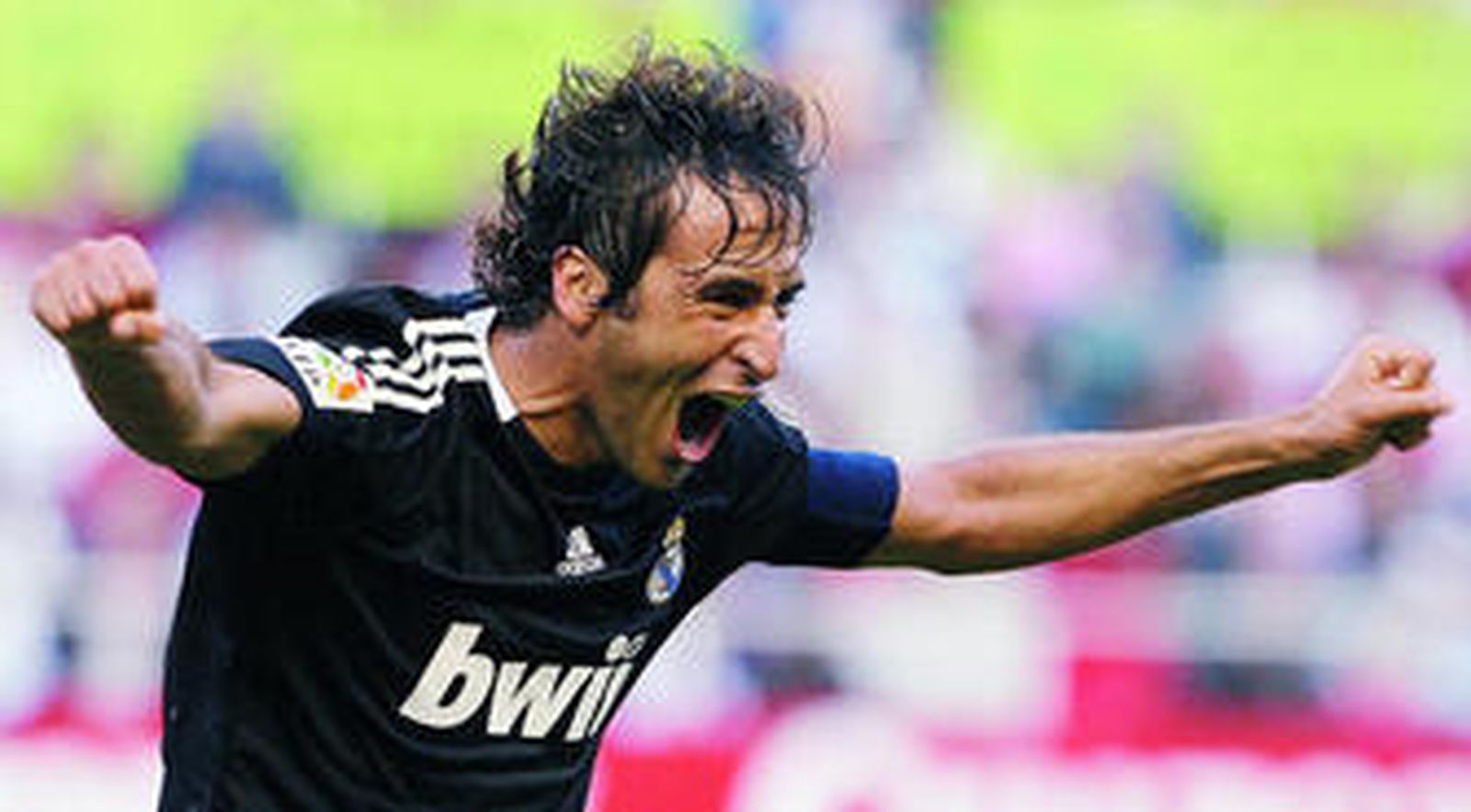 El madridista Raúl celebra eufórico su segundo gol en el Sánchez Pizjuán.