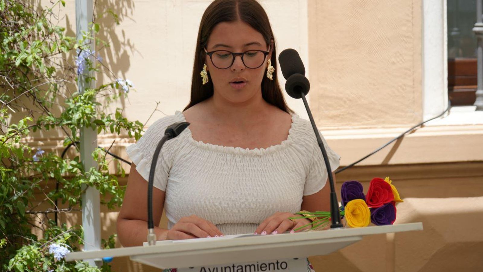 Una joven, durante el homenaje. Una joven, durante el homenaje.
