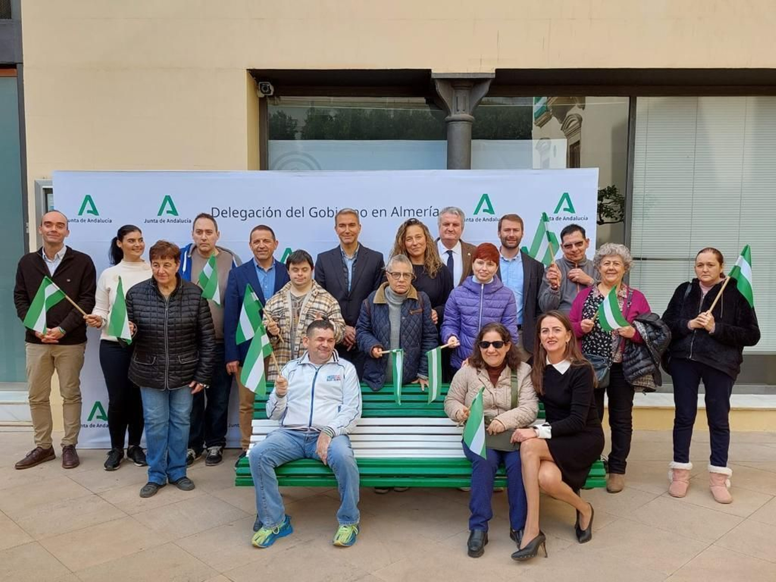 Los usuarios del Centro de Terapia Ocupacional Javier Peña han pintado un banco con los colores andaluces.