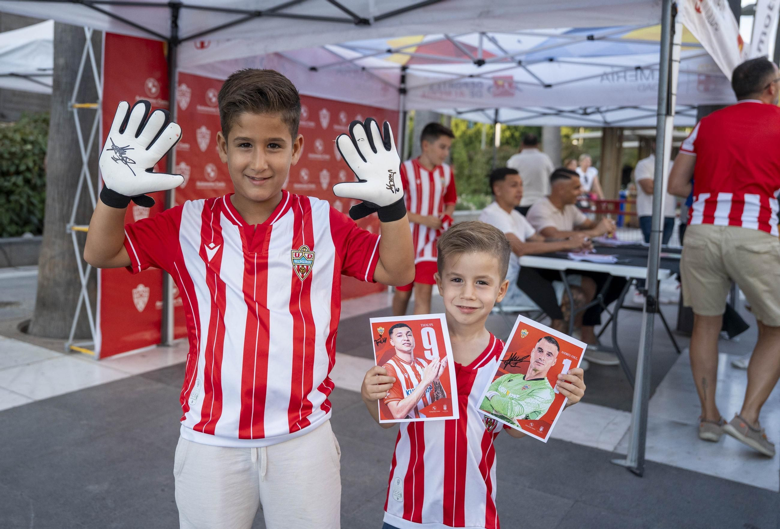 Los jugadores de la UDA Thalys y Andrés firman autógrafos