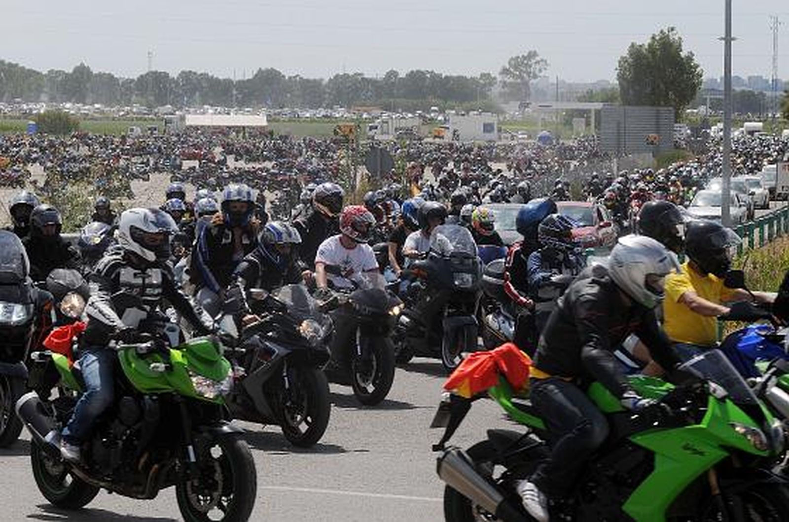 Los moteros inician la ´operación retorno´ tras el Gran Premio de Motociclismo en Jerez. 

Foto: Pascual y Manuel Aranda