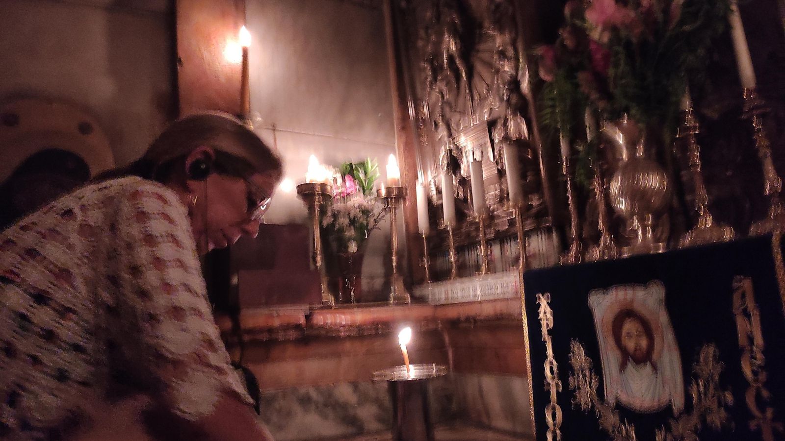 Arrodillada ante la lápida que cubre la piedra donde fue sepultado el Señor, en el altar del edículo del Santo Sepúlcro.
