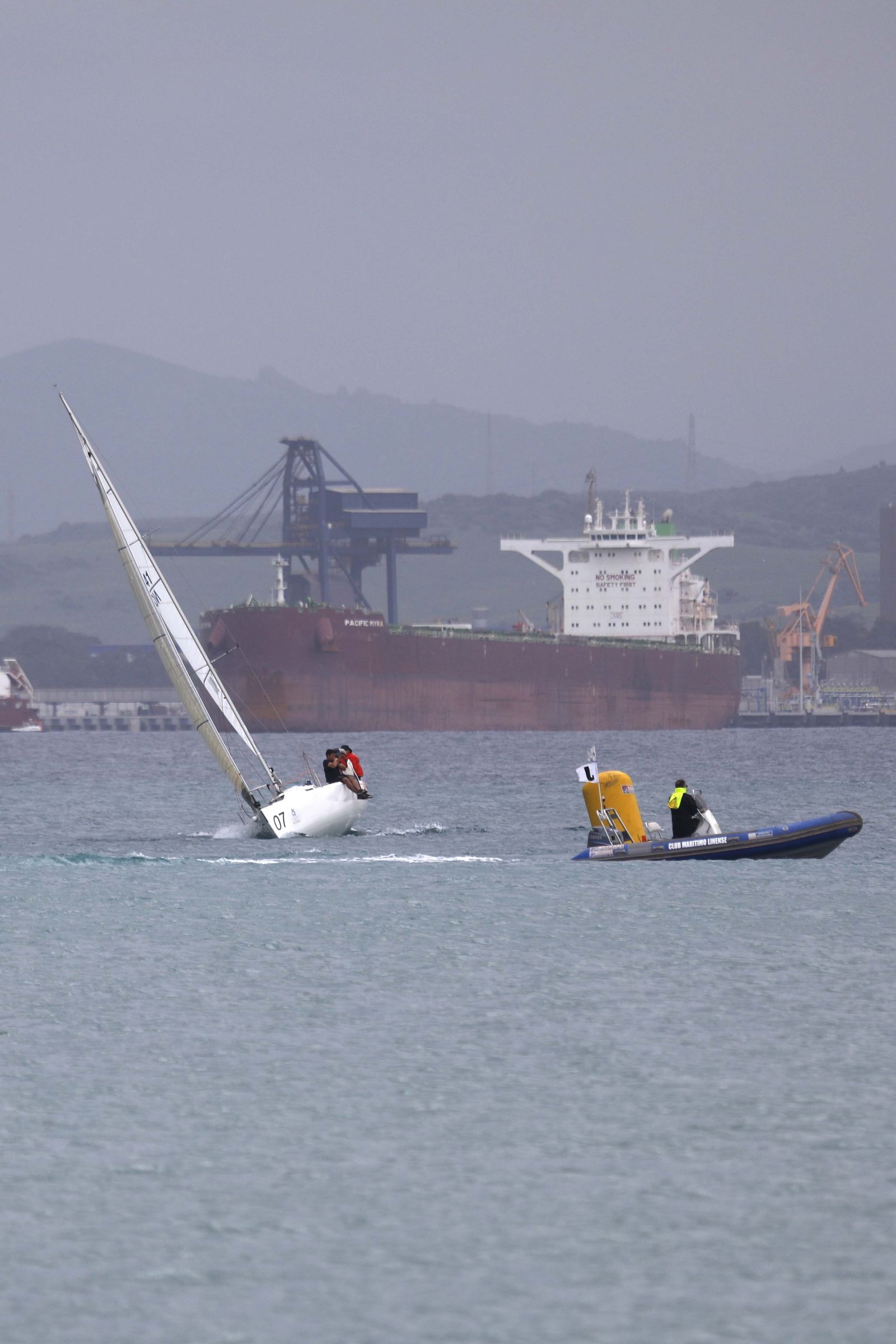 Las fotos de la primera jornada del Campeonato de Andalucía de vela J/80 en La Línea
