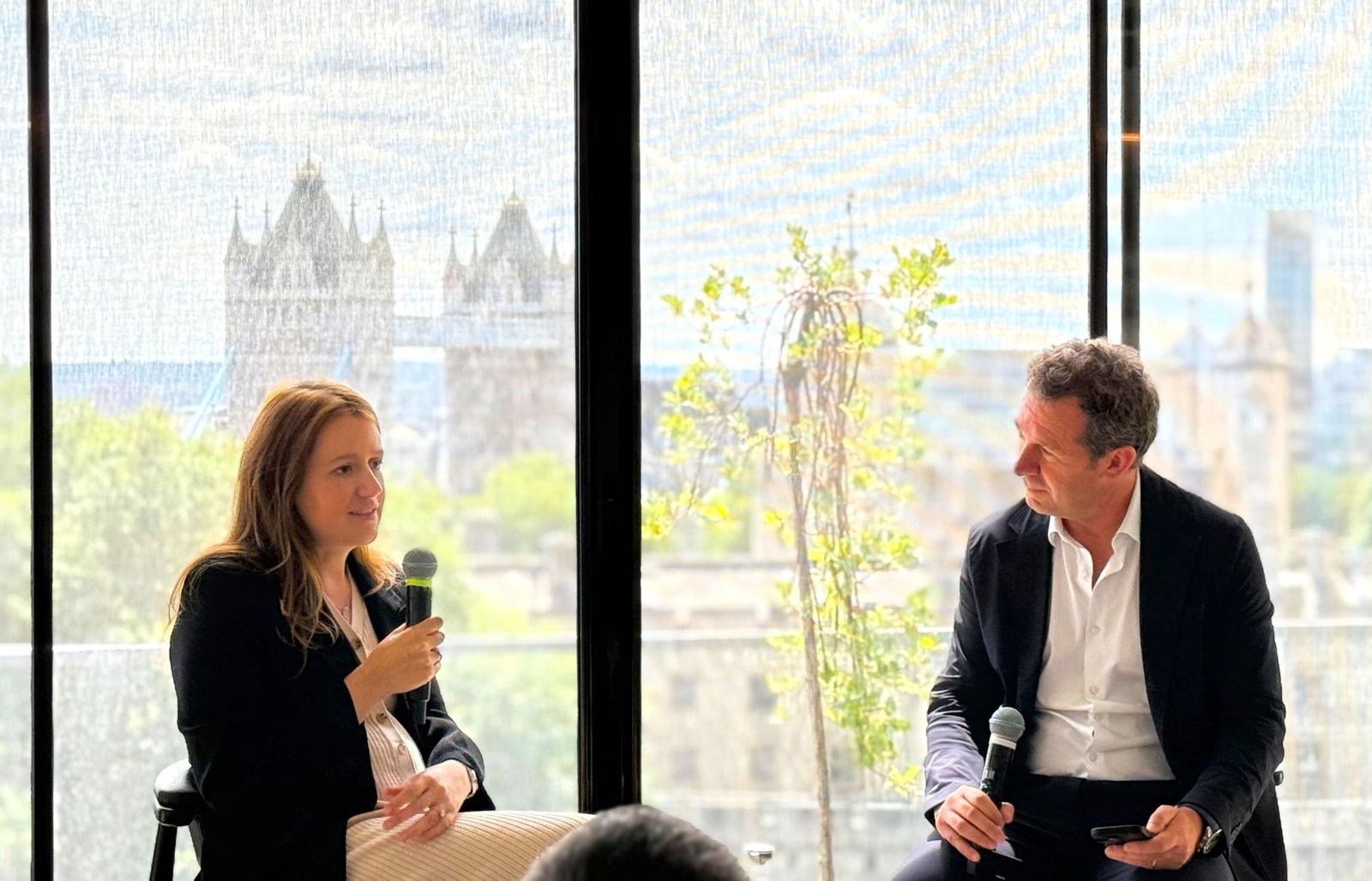 Maria Terzini, Principal en TPG, junto con Juan Velayos, presidente de The District 2025