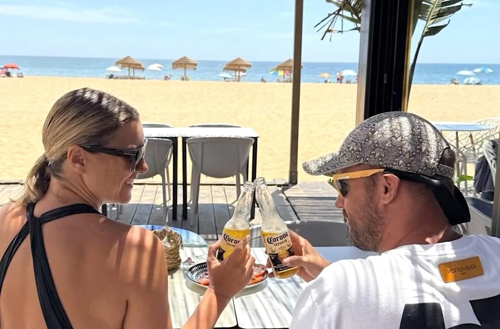 María Jesús Ruiz disfruta de la gastronomía onubense junto a su familia en este chiringuito de La Antilla