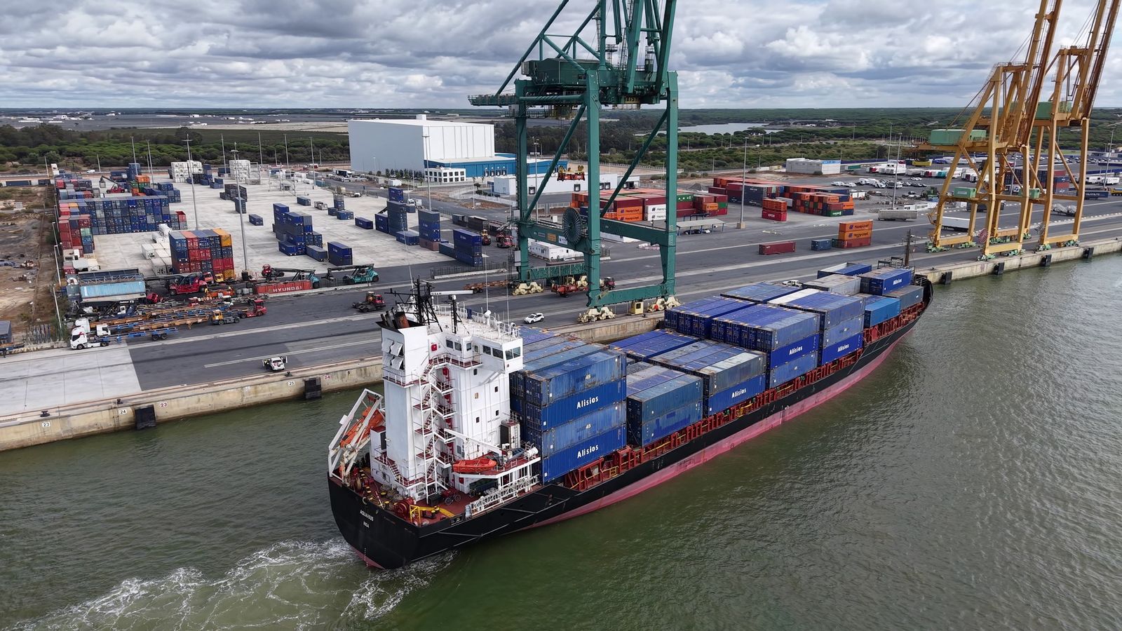 El buque Aquarius, en el Muelle Sur del Puerto de Huelva.