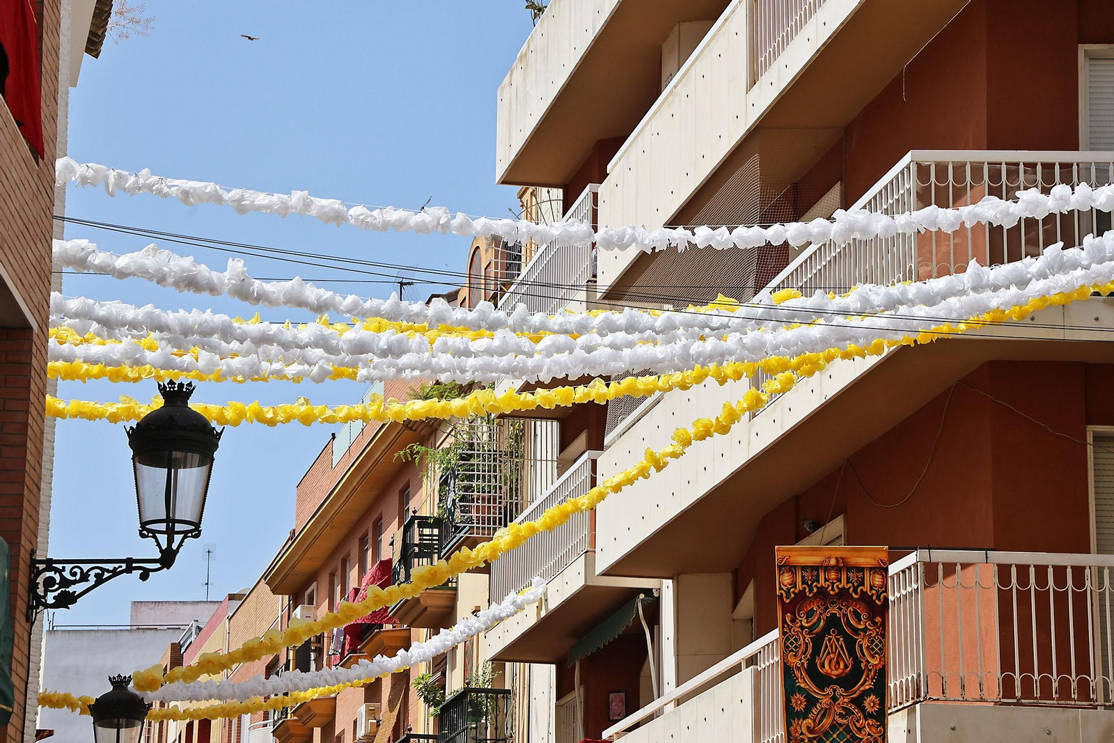 Imágenes de las calles por donde discurrirá la procesión de La Esperanza engalanadas con los colores del Vaticano
