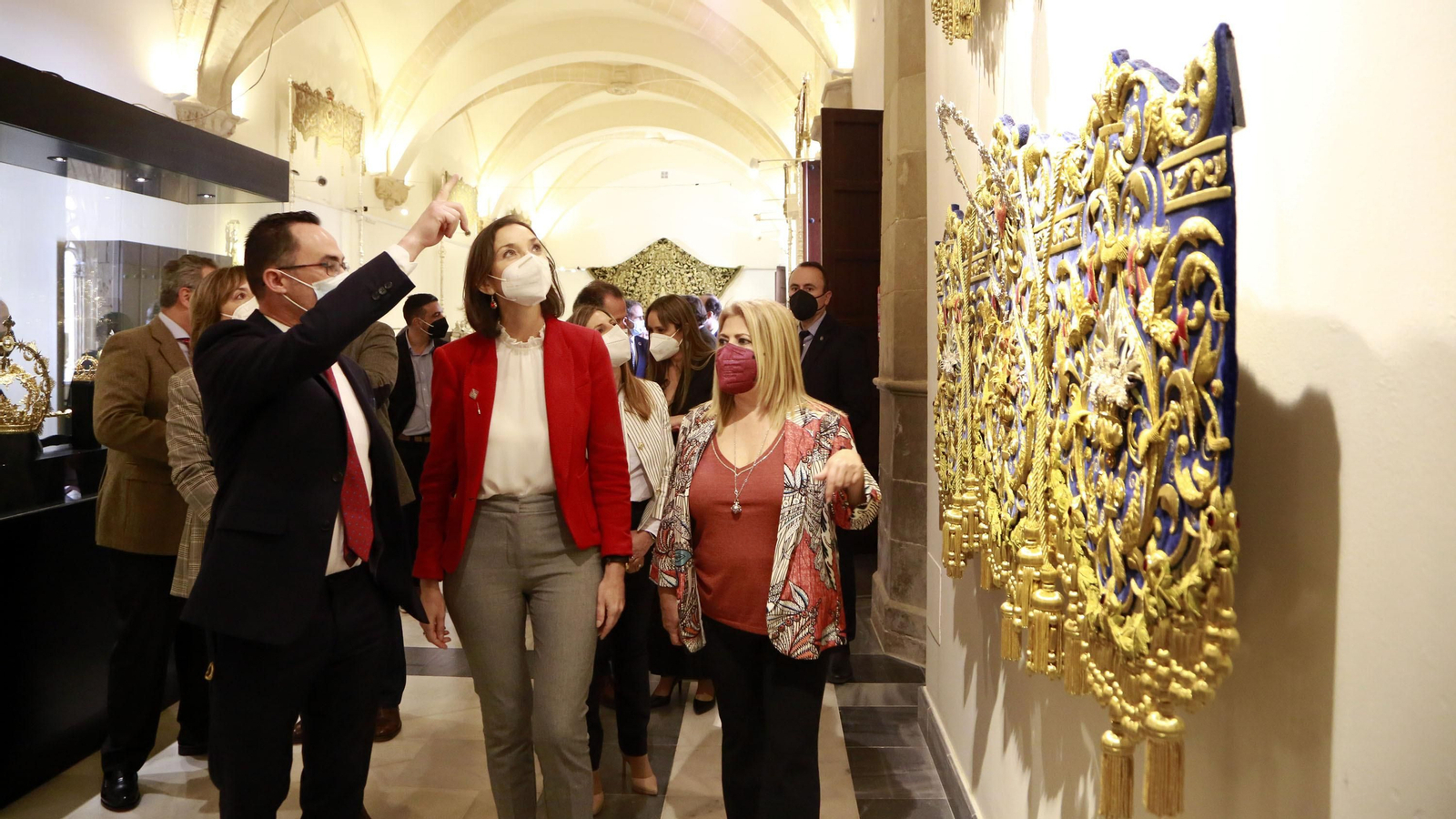 La ministra Reyes Maroto visitando la exposición cofrade en Jerez