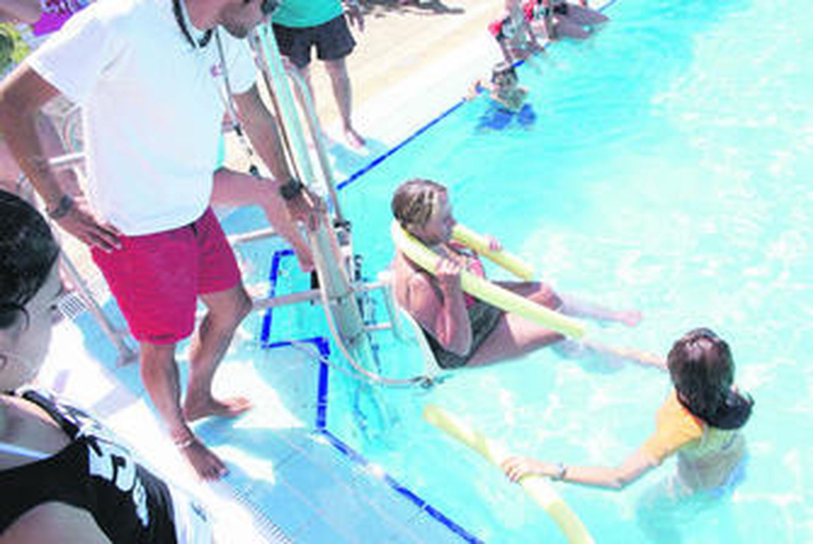 Pacientes, en una imagen de archivo, haciendo ejercicios de adaptación al medio acuático.