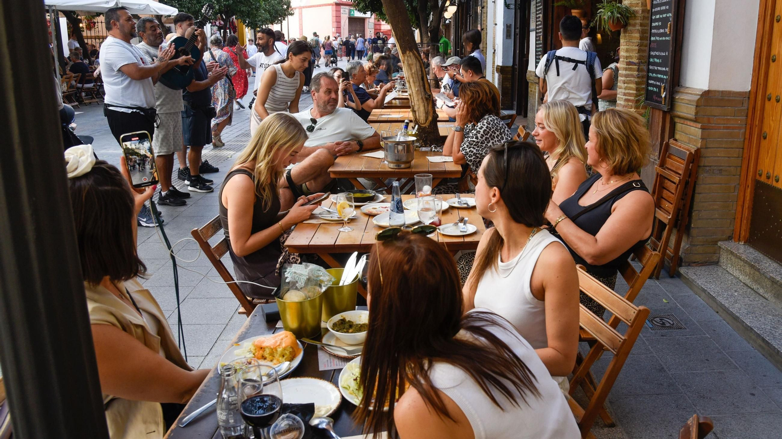 Veladores en la calle Mateos Gago.