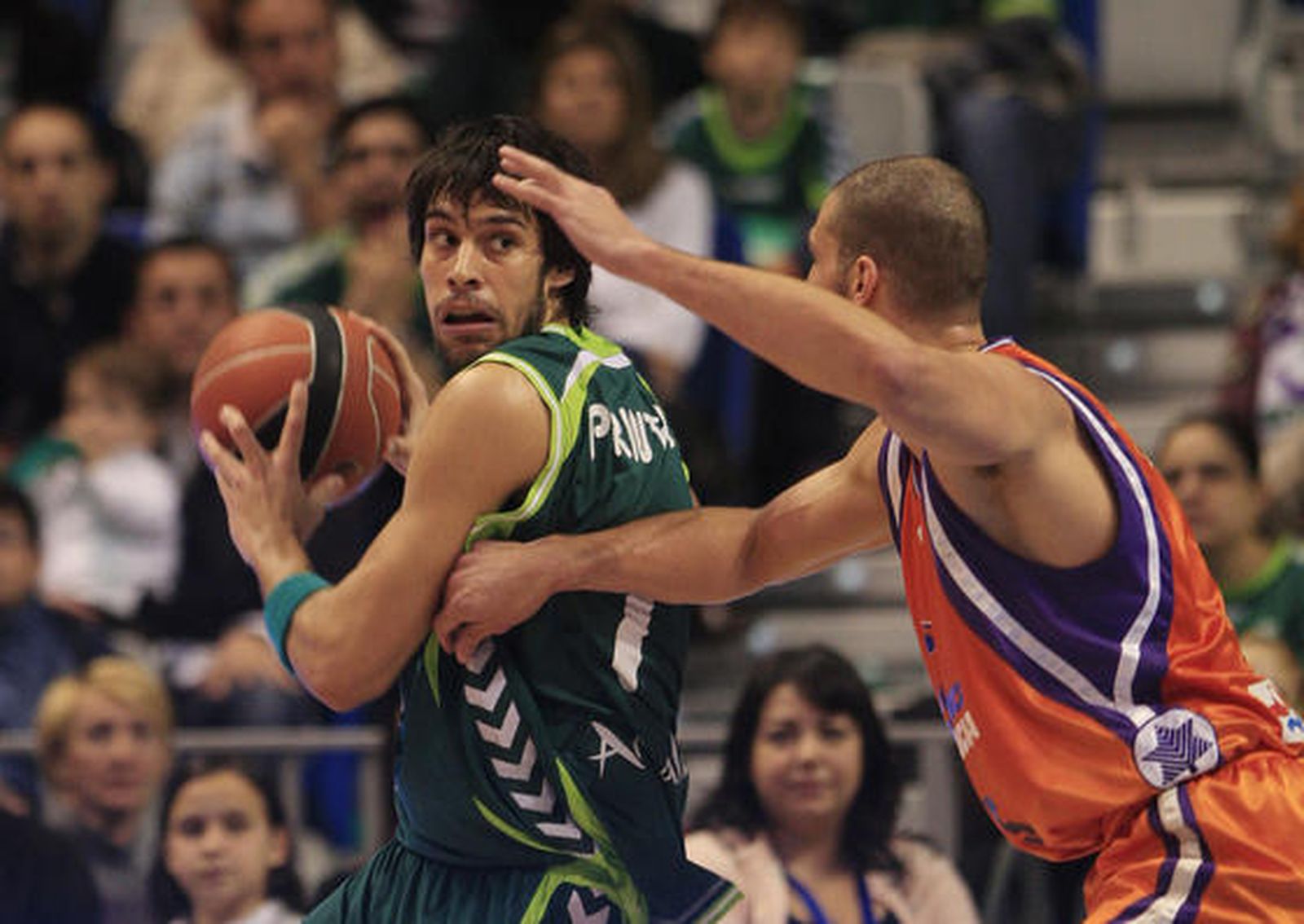 El Unicaja pierde contra el Power Electronics (64-70) y se aleja de la Copa del Rey

Los de Aíto lo intentaron hasta el final, pero la precipitación y el mal día en los tiros decantaron el encuentro para los valencianos.

Foto: Sergio Camacho / Agencias
