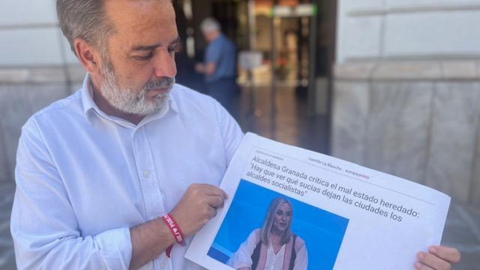 Jacobo Calvo, con un titular de Carazo sobre limpieza. Jacobo Calvo, con un titular de Carazo sobre limpieza.