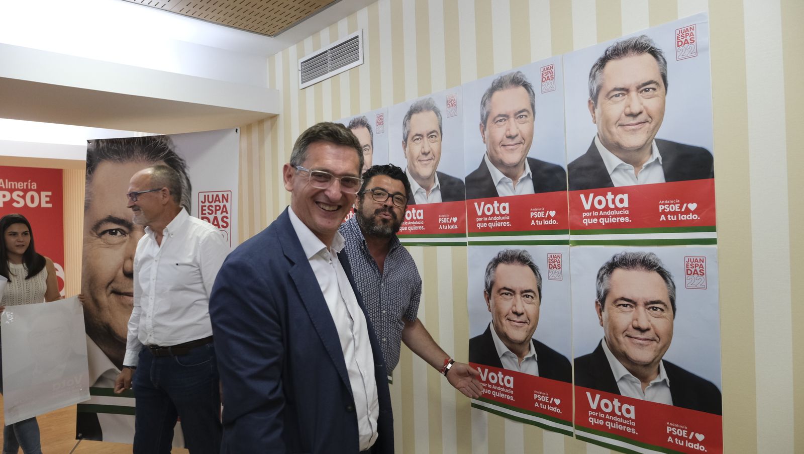 Imágenes del inicio de campaña electoral andaluza con la pegada de carteles.