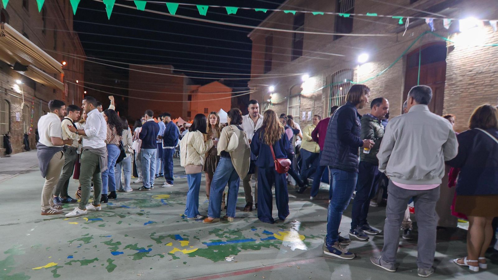 Ambiente juvenil en la Cruz de la Hermandad de los Estudiantes