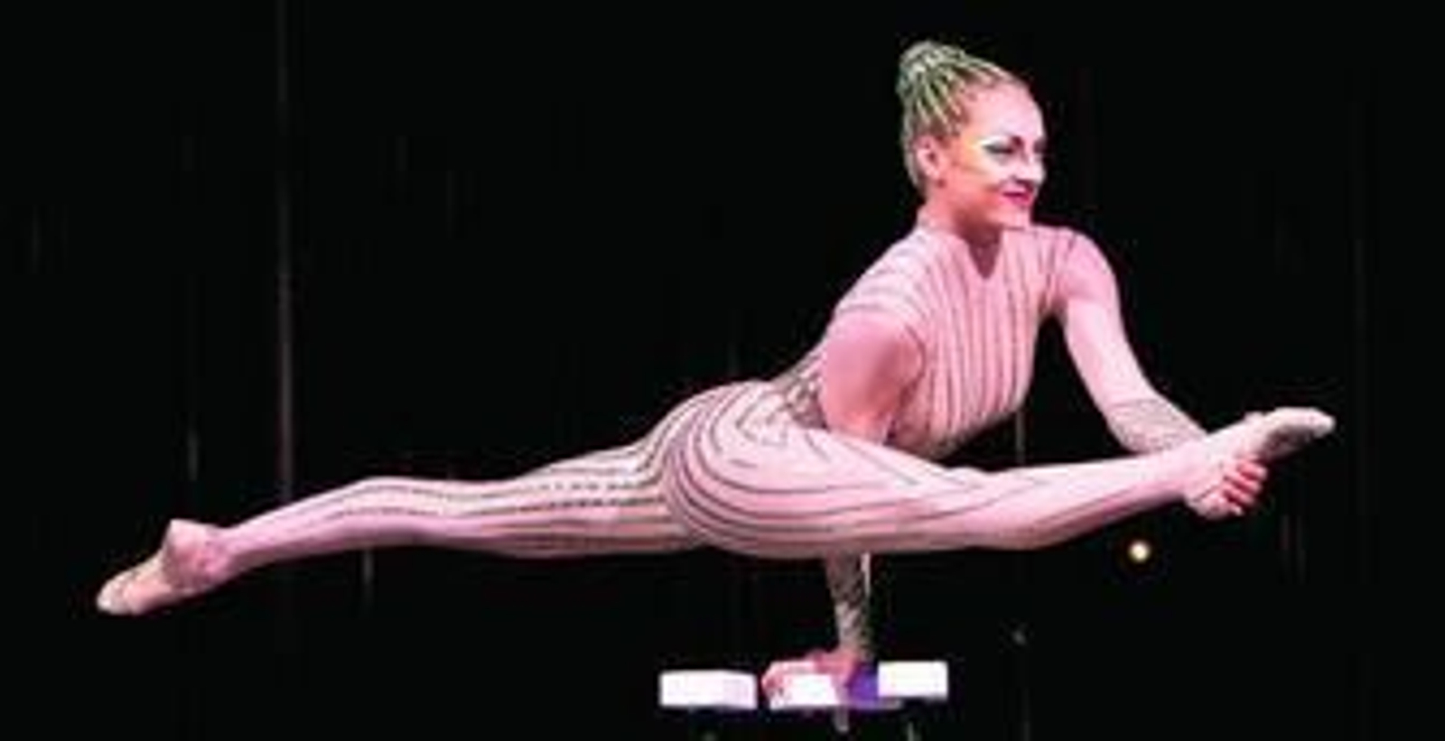 Uno de los números de acrobacia de 'Varekai', el espectáculo del Circo del Sol.