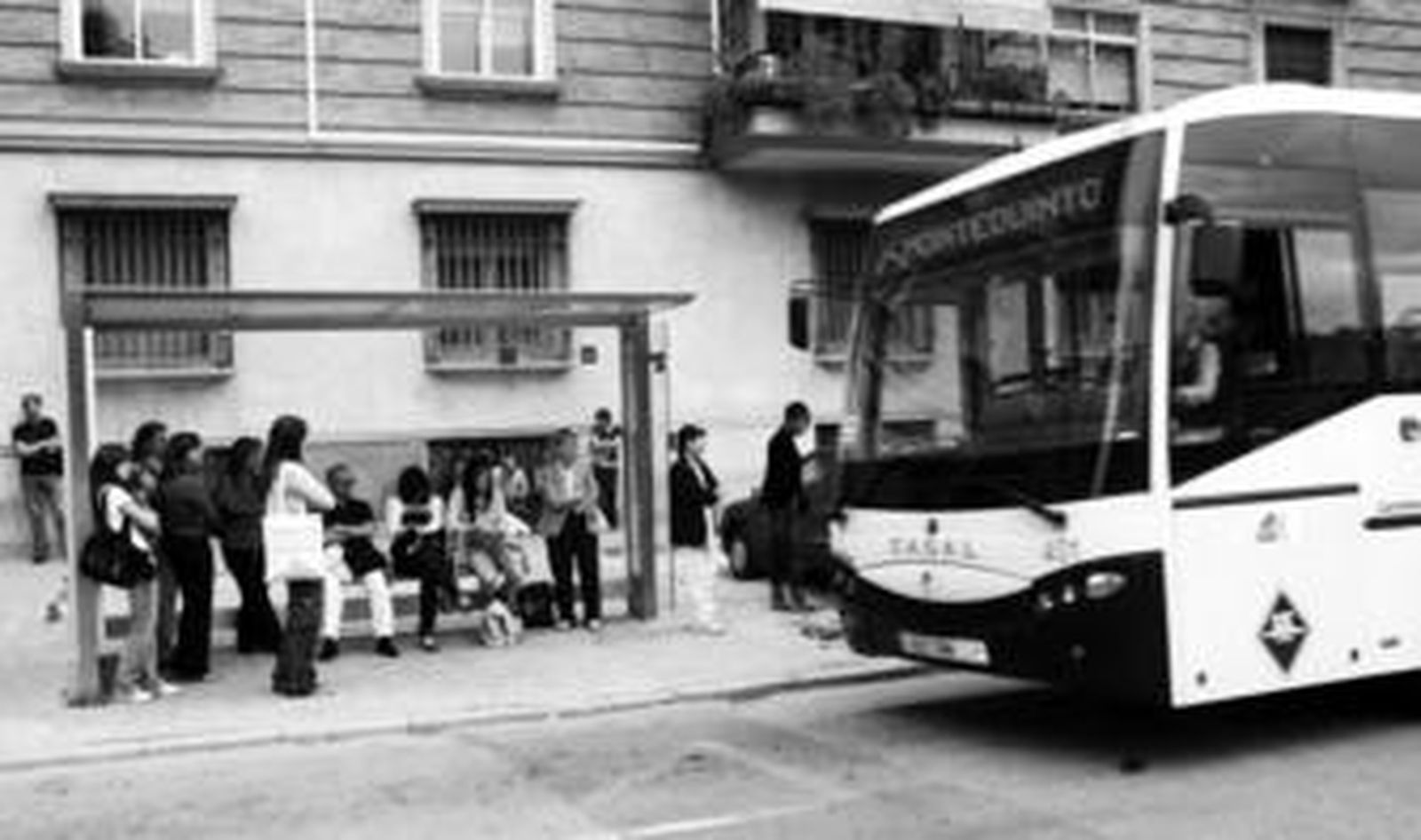 Viajeros aguardan en la Avenida de Portugal el autobús en servicios mínimos de Montequinto.