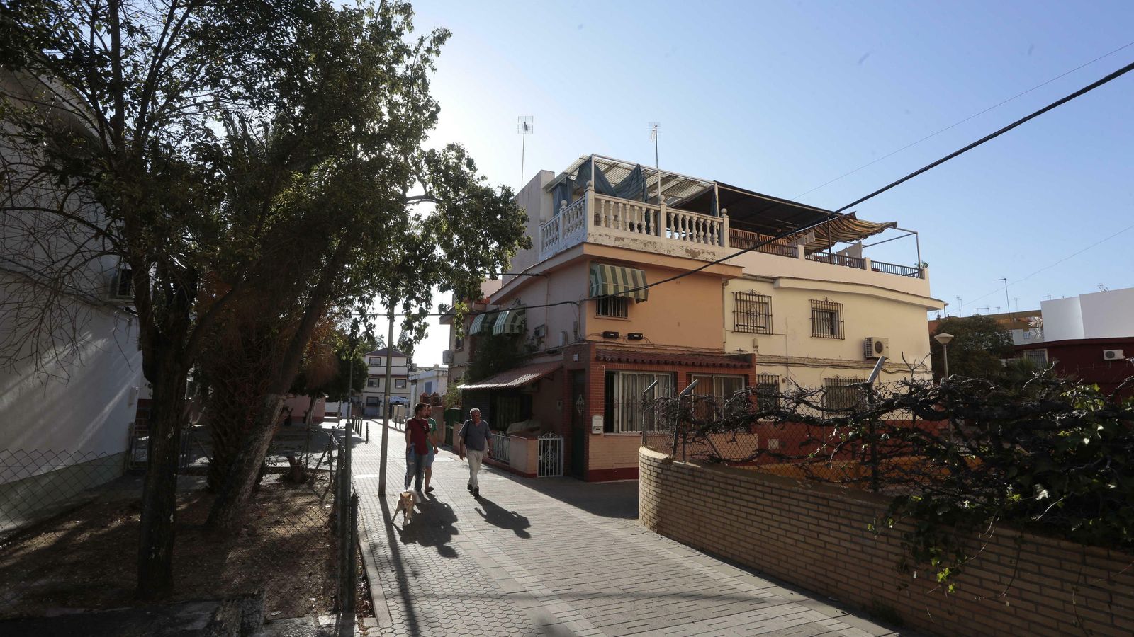 Una de las típicas calles de la barriada por la que no circulan coches.