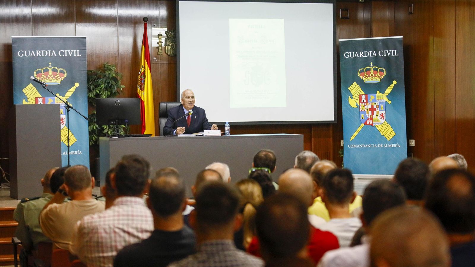 Las imágenes de la charla de Jesús Narciso Núñez Calvo sobre 'La creación de la Guardia Civil como nuevo modelo de seguridad pública' en Almería