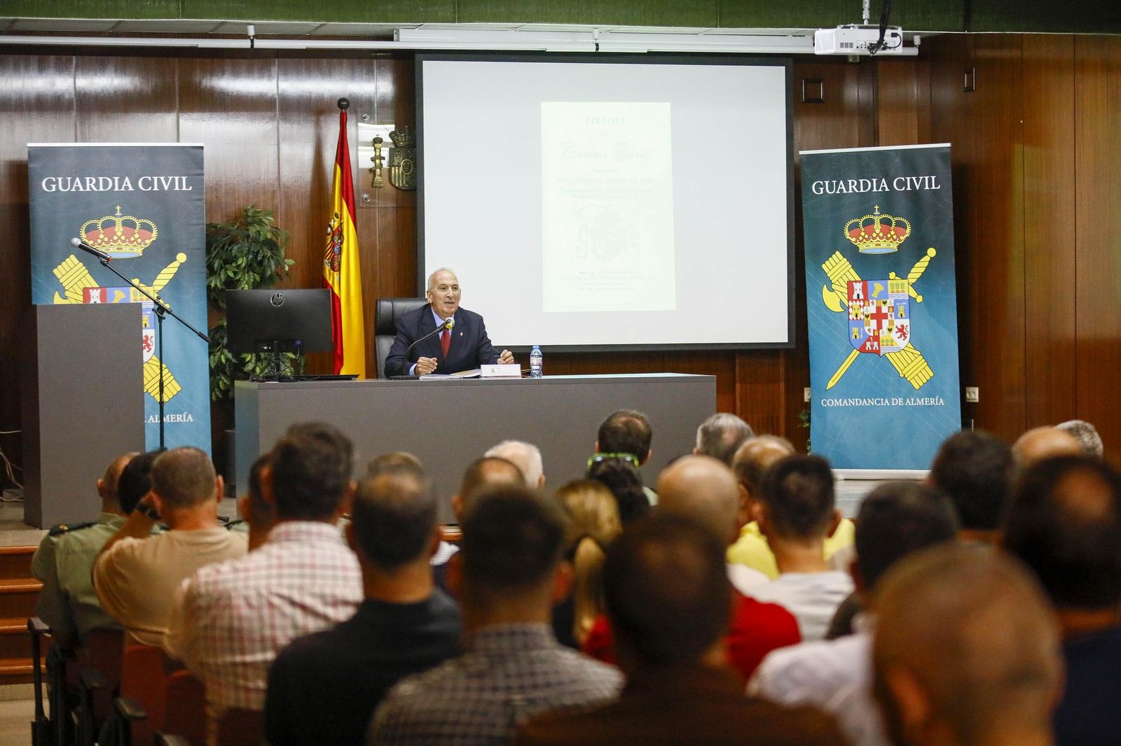 Las imágenes de la charla de Jesús Narciso Núñez Calvo sobre 'La creación de la Guardia Civil como nuevo modelo de seguridad pública' en Almería