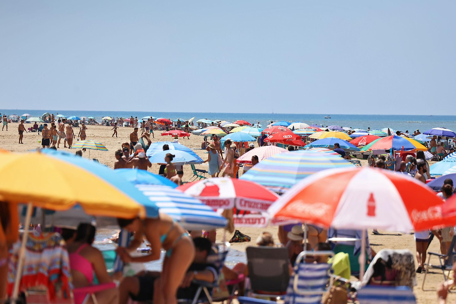 Ambiente en las playas de Huelva en la mañana de domingo