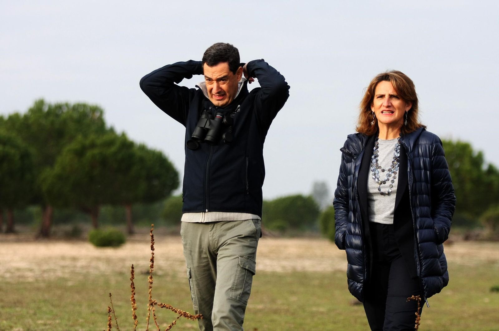 El presidente andaluz, Juanma Moreno, y la ministra de Transición Ecológica, Teresa Ribera, en Doñana a finales de noviembre.