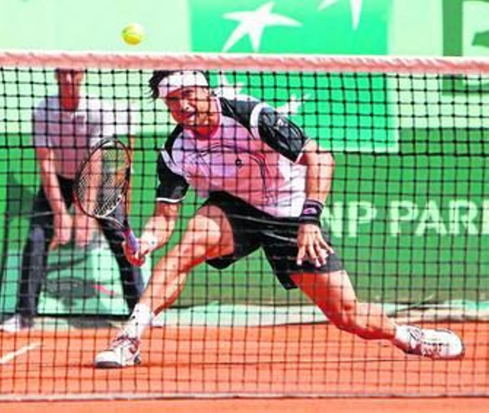David Ferrer devuelve una dificultosa bola en su partido ante el francés Benoit Paire.