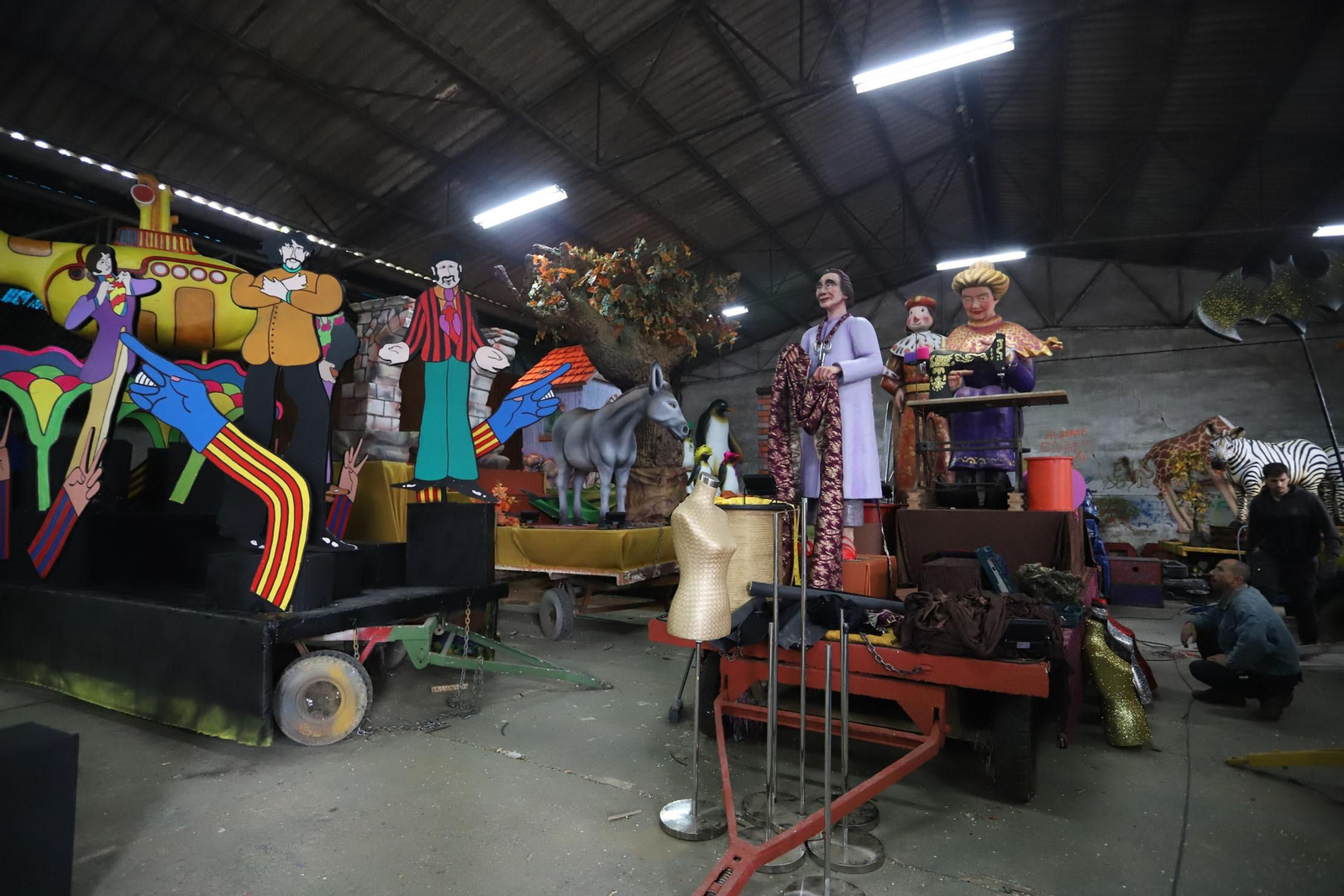 Imágenes de los preparativos de las carrozas de sus Majestades los Reyes Magos