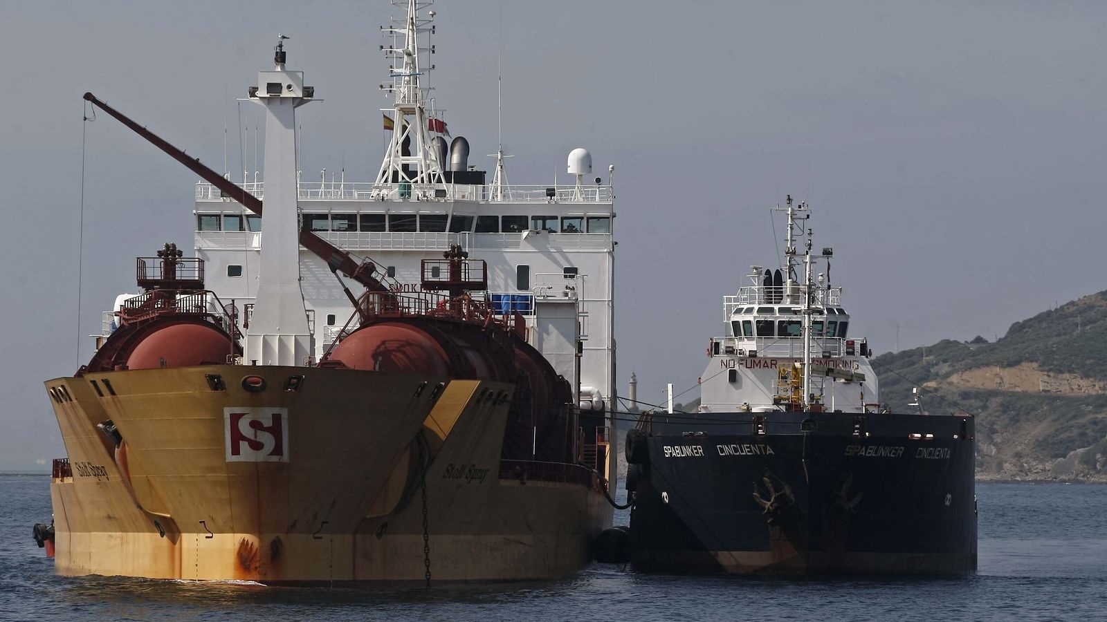 Una gabarra suministra fuel a un buque, en foto de archivo.