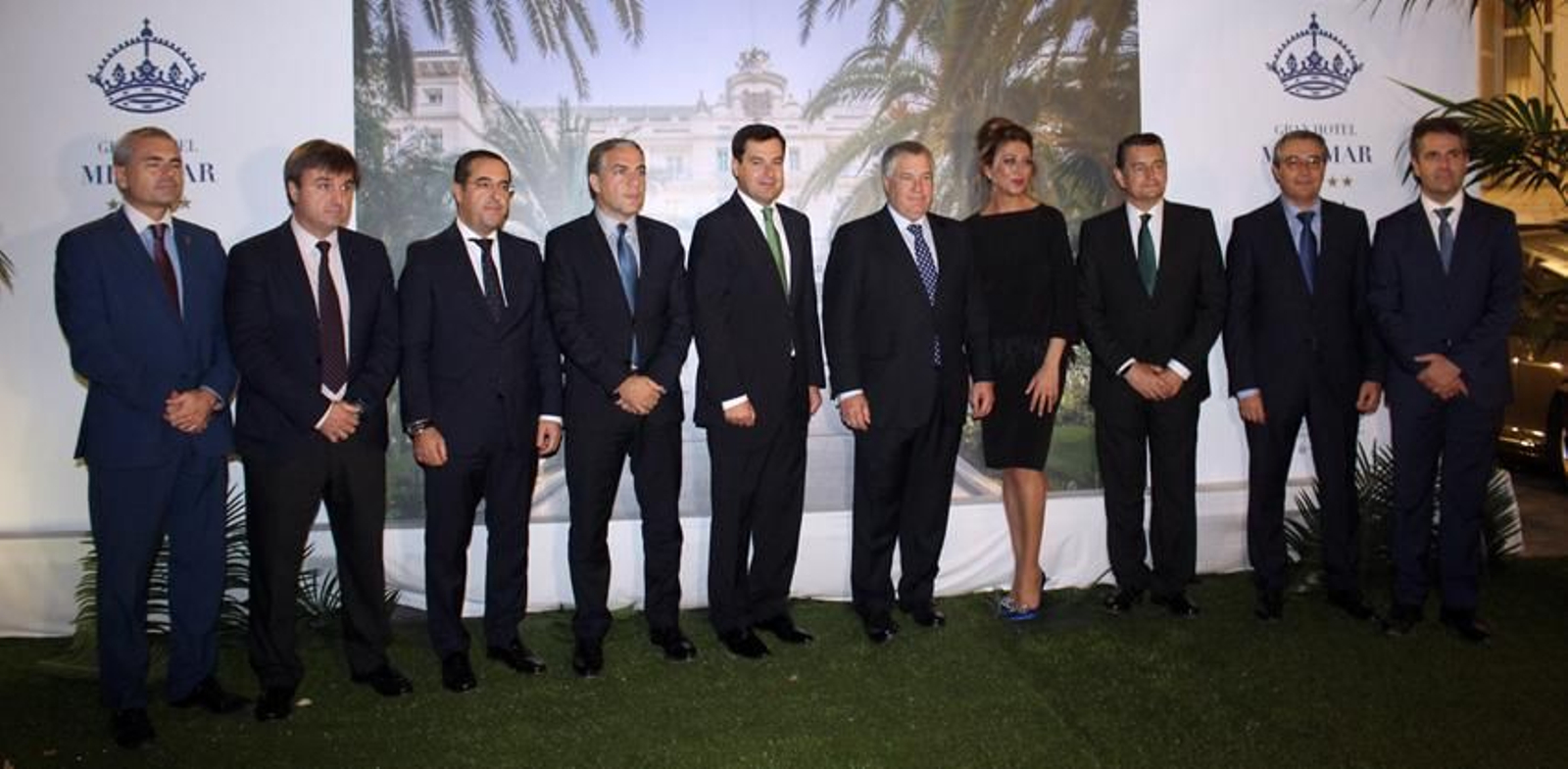 Briones, Bendodo, Juanma Moreno, José Luis Santos, Mariola Valladares y Antonio Sanz, con otras autoridades.