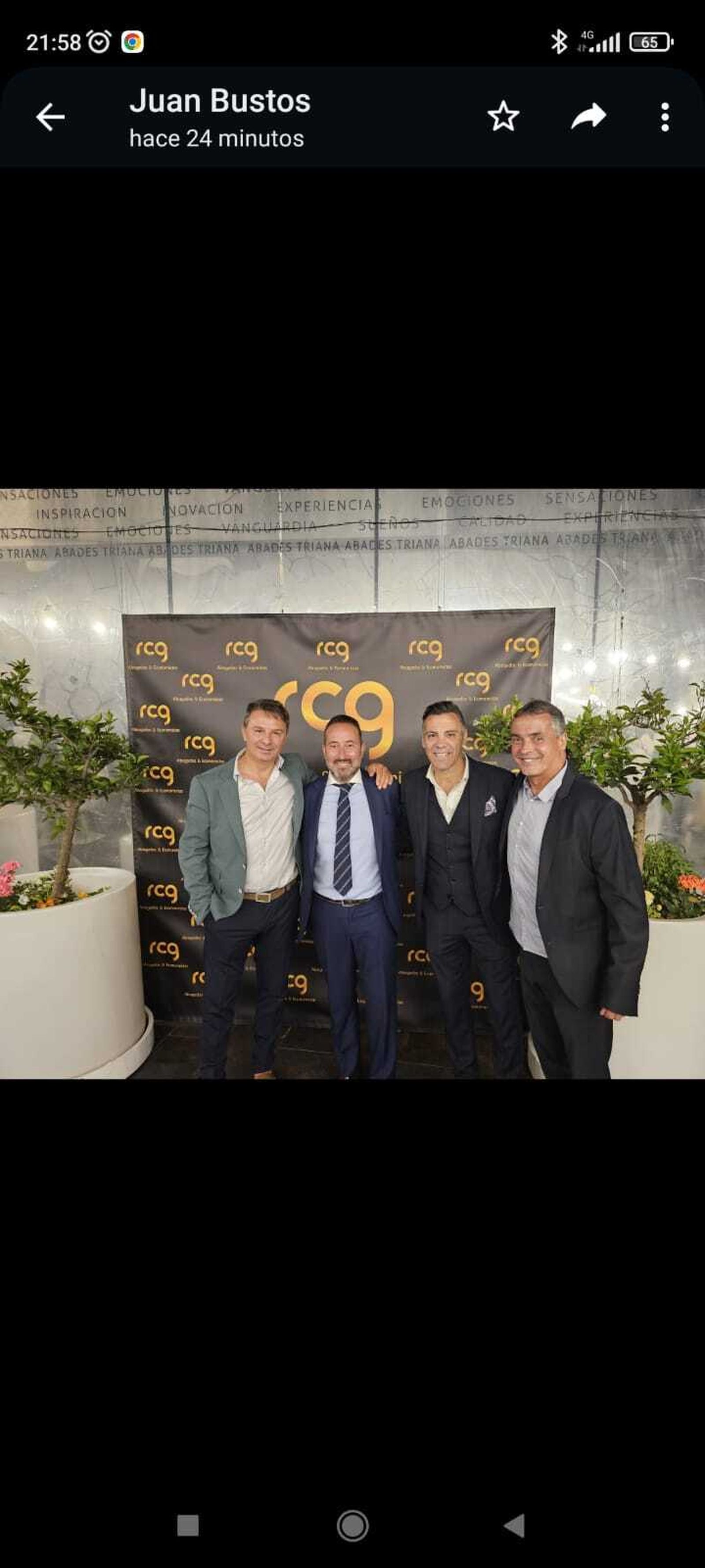 Asistentes al acto en Abades.