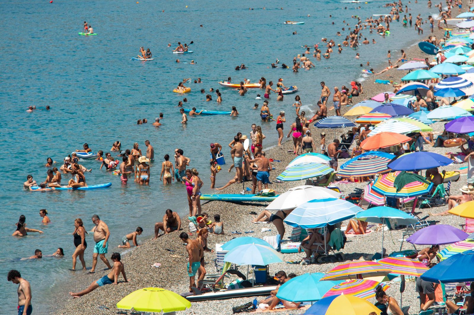 Playas llenas el 15 de agosto en la Costa Tropical