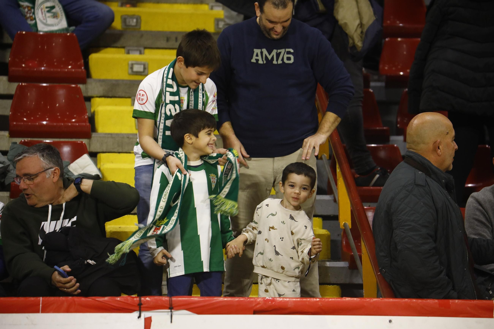 Las mejores fotos de un Córdoba Futsal - Valdepeñas con marcado carácter solidario