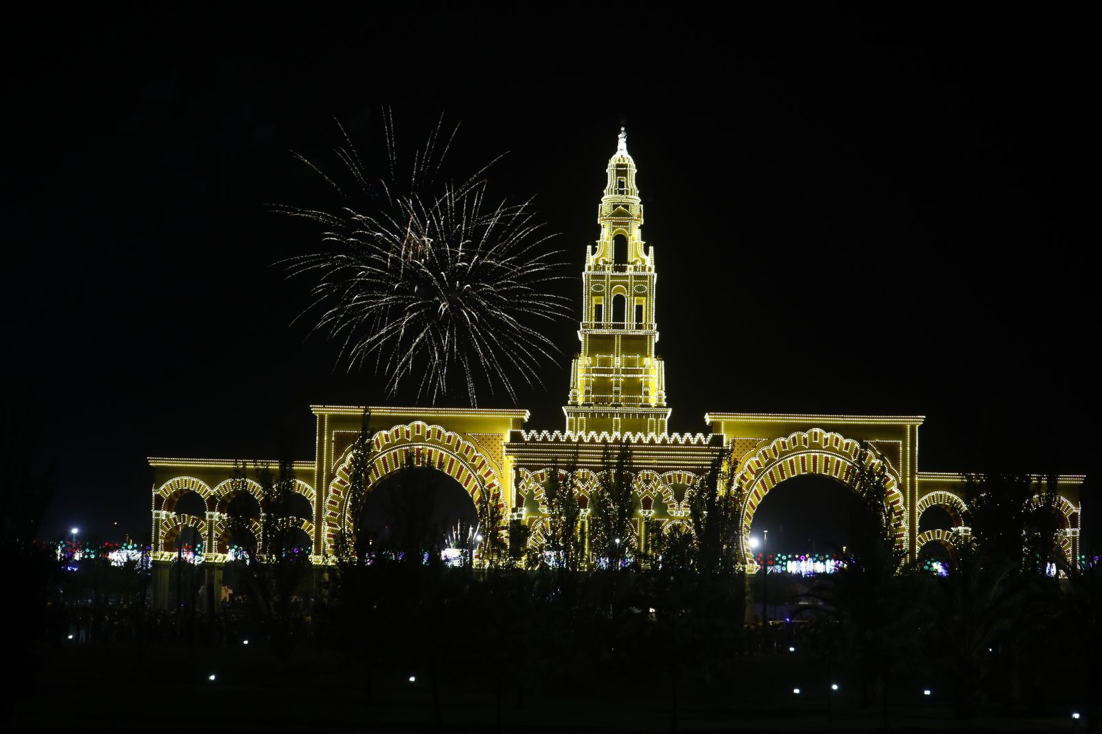 El encendido de la portada de la Feria de Córdoba, en fotografías