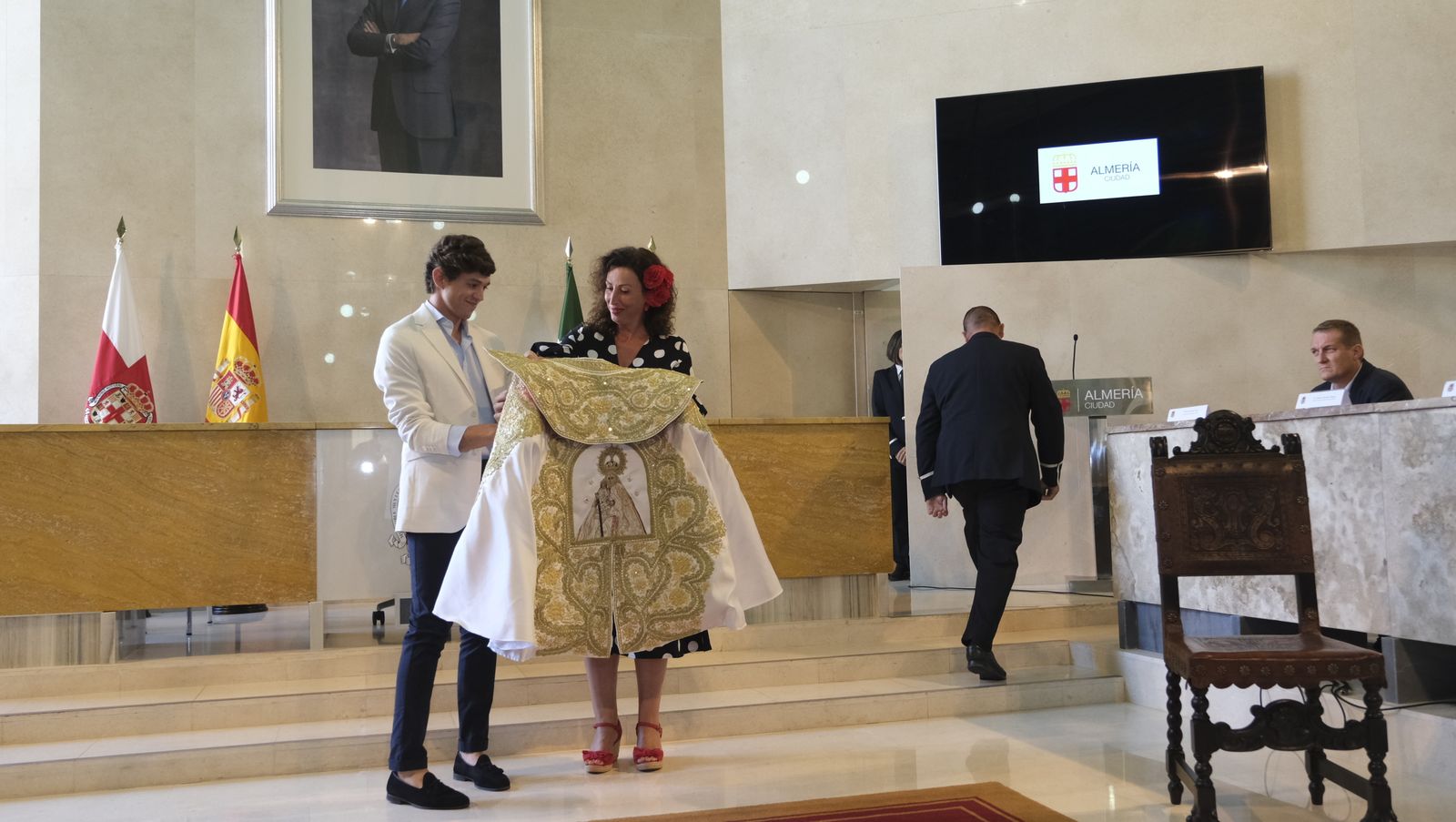 Imágenes de la entrega del Capote de Paseo a Jorge Martínez