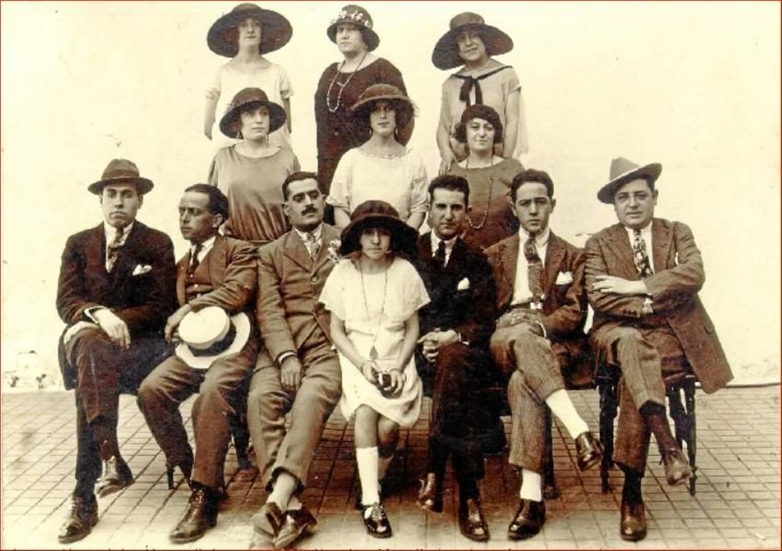 4. Agrupación Álvarez Quintero de Huelva, años 20. Foto de La Buhardilla, blog de la UHU.