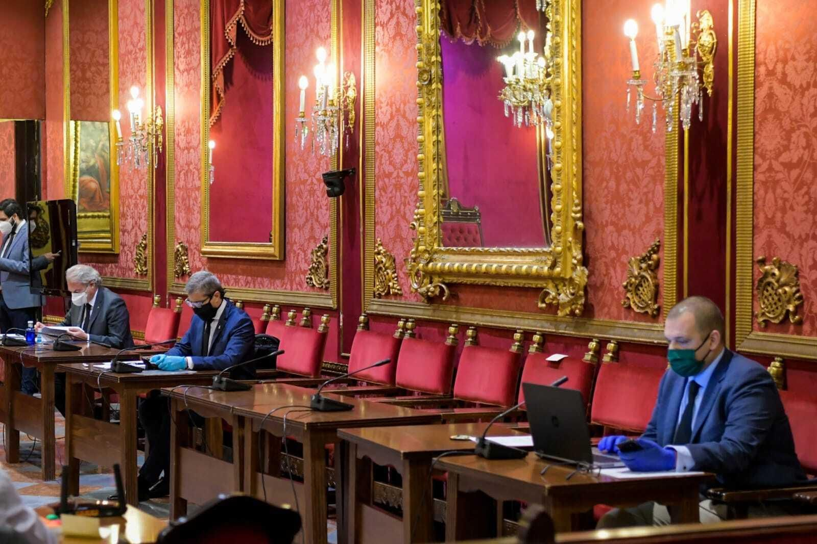 Las imágenes del primer Pleno del Ayuntamiento de Granada sobre el coronavirus