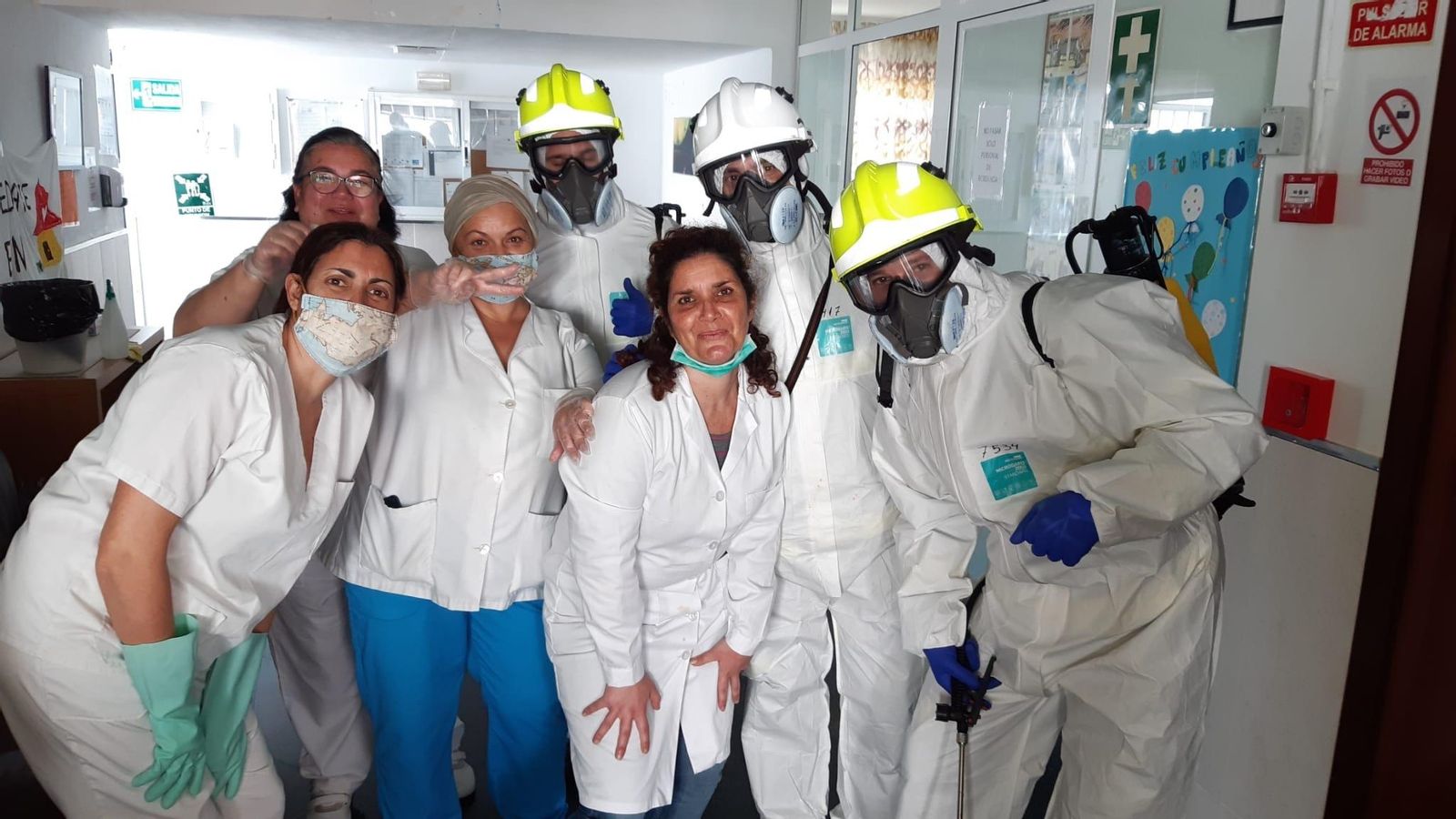Sanitarios y bomberos, en el centro de salud de La Merced, en Cádiz.