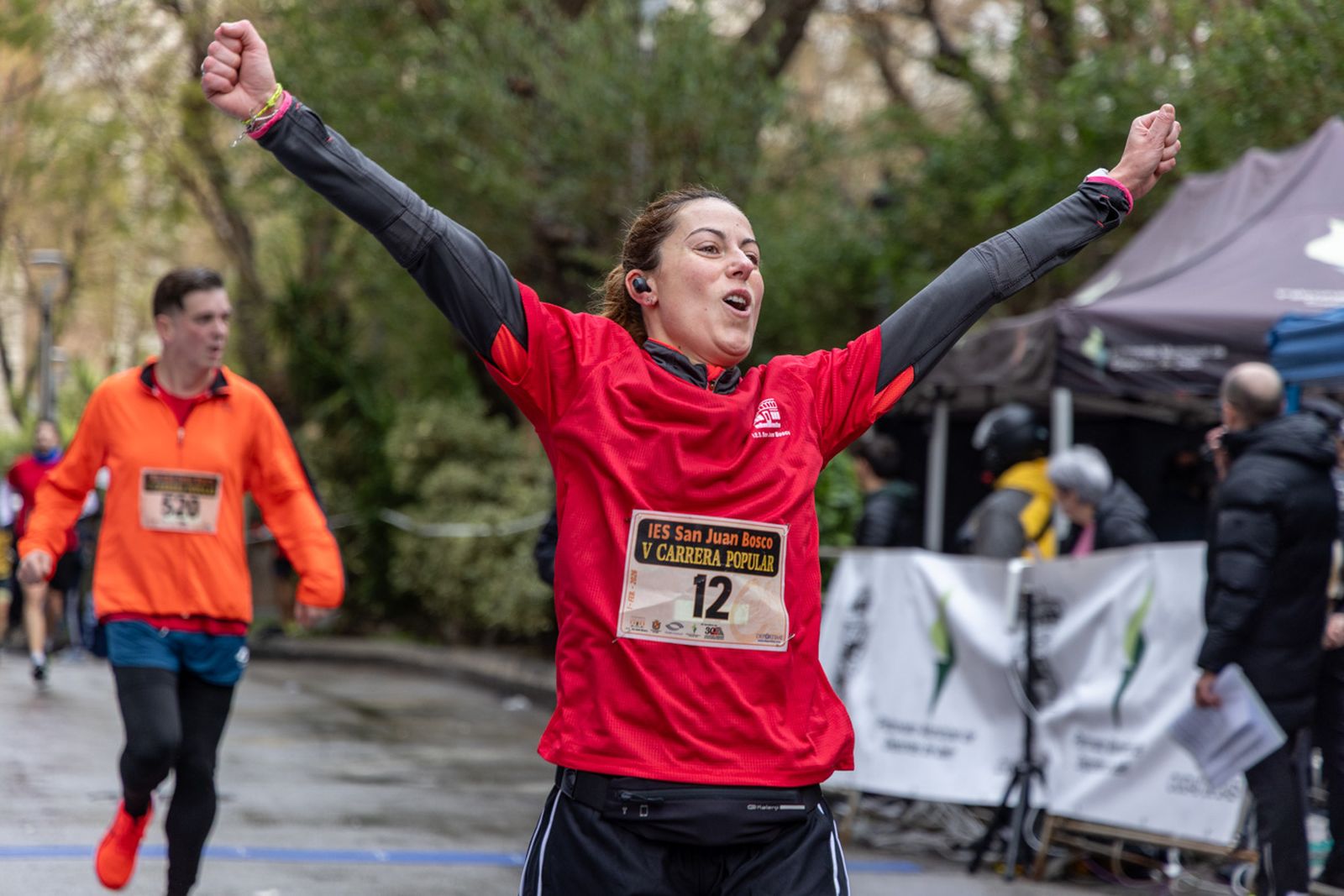 En imágenes: la lluvia no frena a más de un millar de corredores en la V Carrera Popular del IES San Juan Bosco (1)