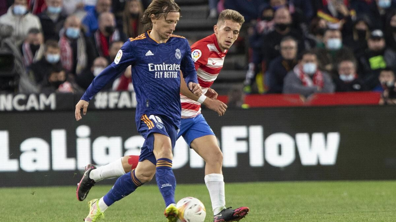 Isma Ruiz presiona a Modric en el Granada-Real Madrid