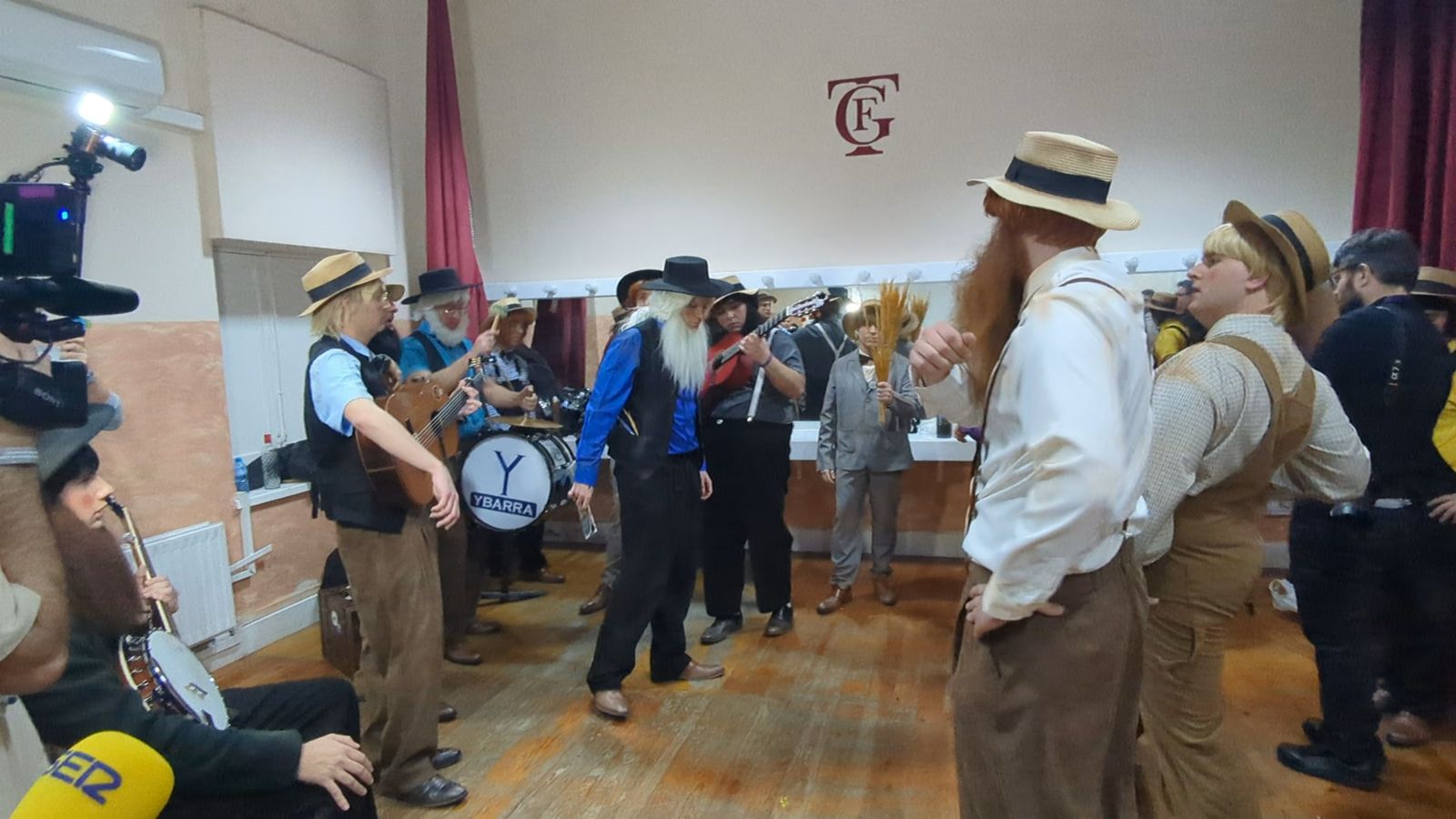 Los cuplés de 'Los amish del mono' a la rave y a la caca de perros en camerinos