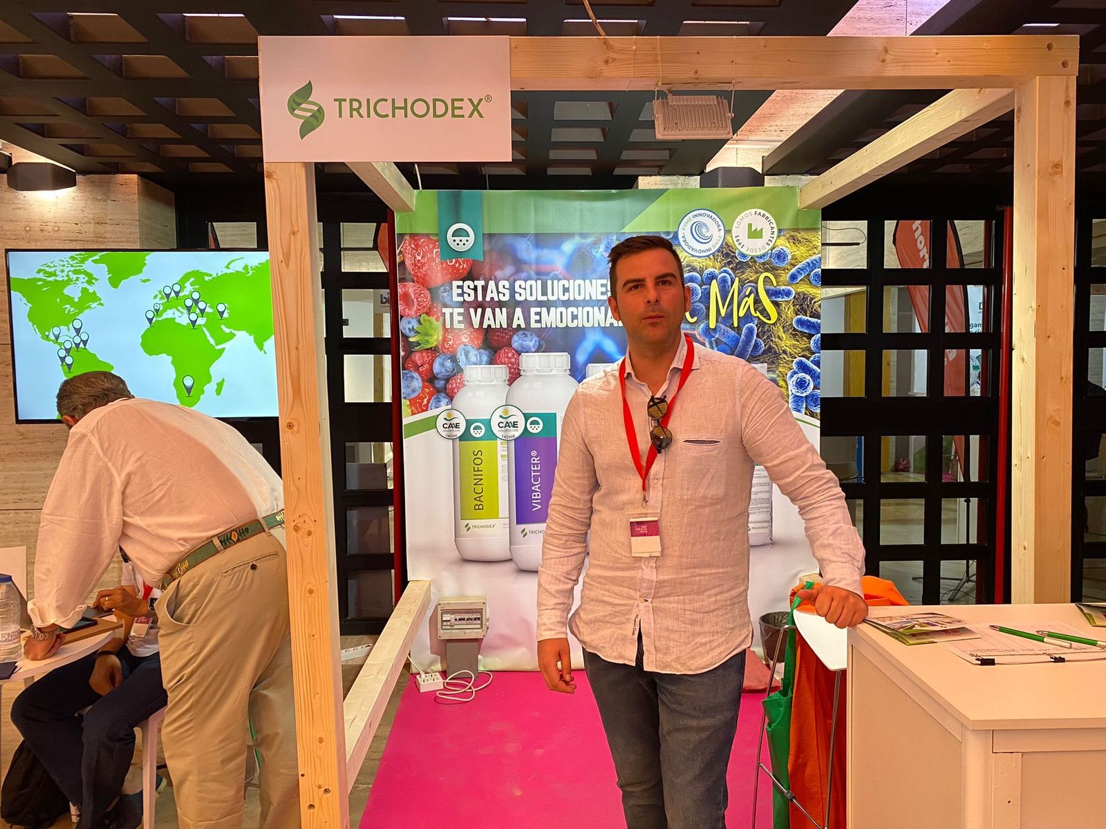 Más de medio centenar de empresas participan en el Congreso de Frutos Rojos